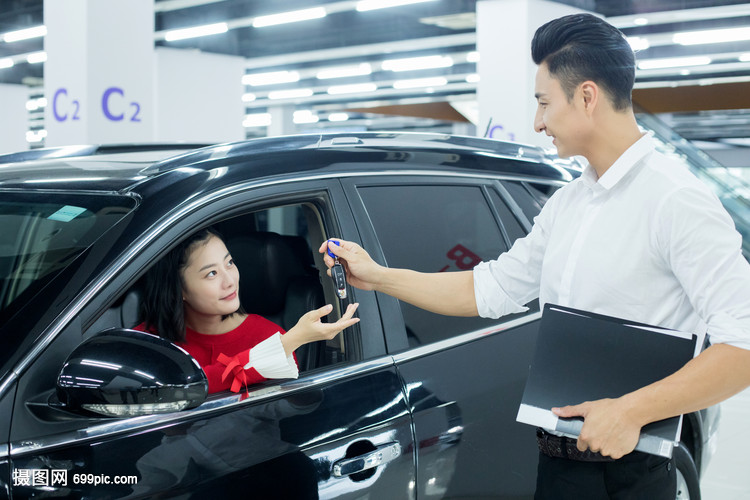 汽车销售成交交付钥匙 交易圆满落幕的关键时刻